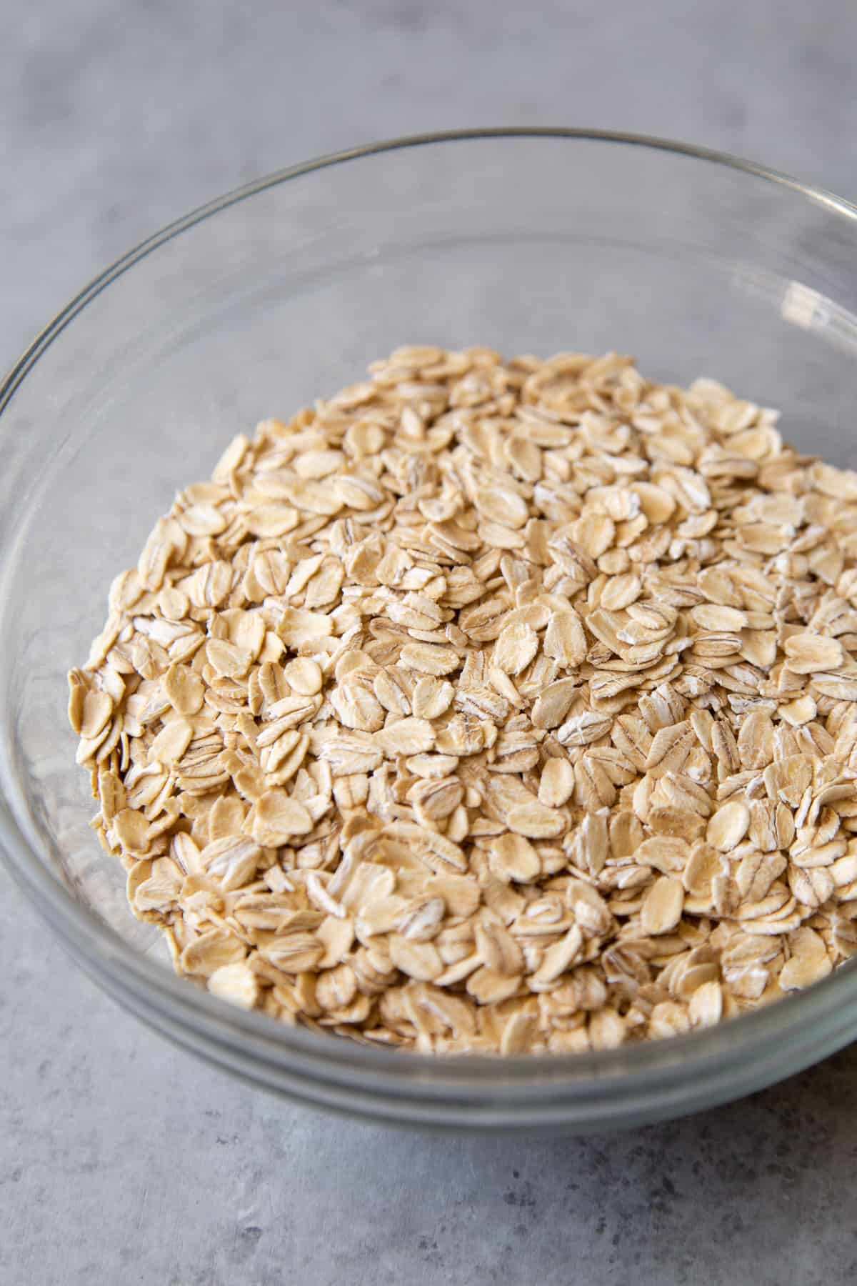 bowl of rolled oats, also known as old-fashioned oats.