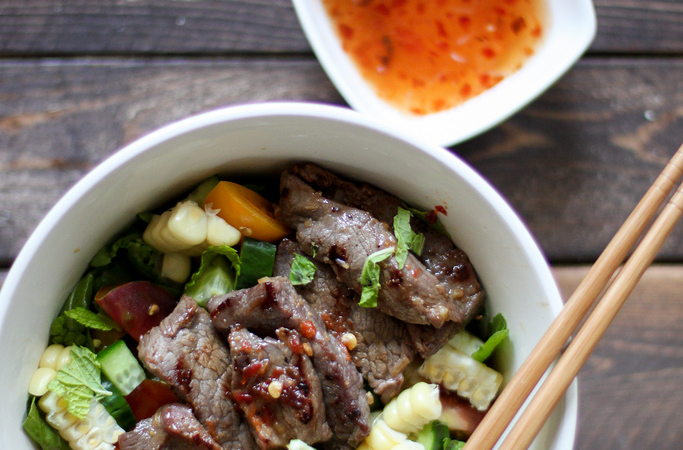 asian summer salad with marinated steak