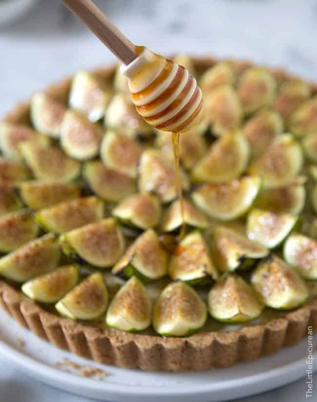 Fig Tart with honey and pistachios