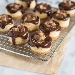 Mini Peanut Butter Pretzel Cheesecakes