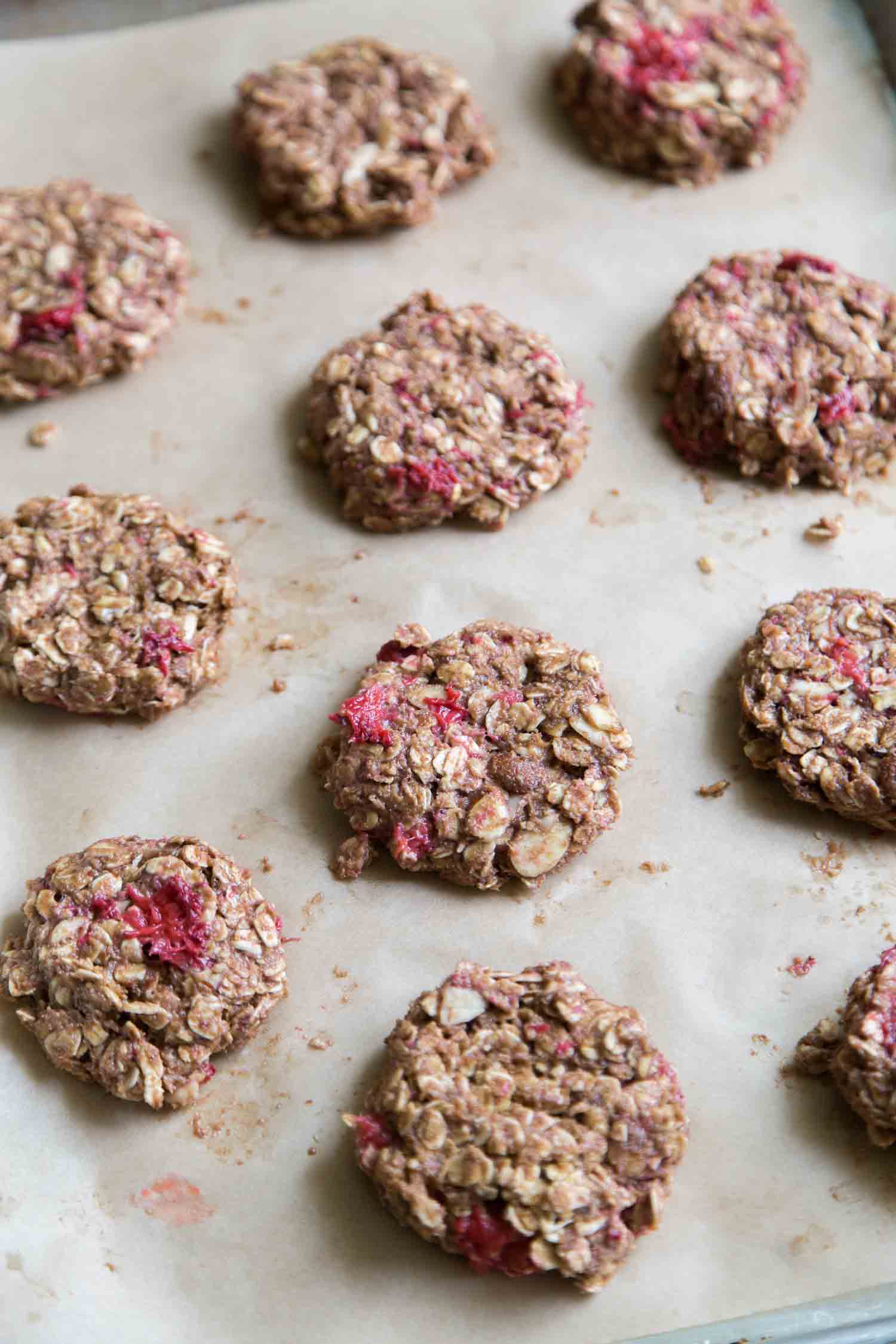 Strawberry Oatmeal Cookies with almonds (vegan)- The Little Epicurean