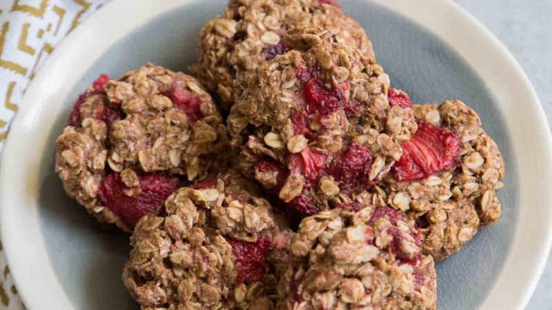 Vegan Strawberry Oatmeal Cookies