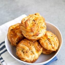 Cheddar Everything Babka Buns. Soft yeasted layered bread dough filled with shredded cheddar cheese and everything bagel seasoning mix.
