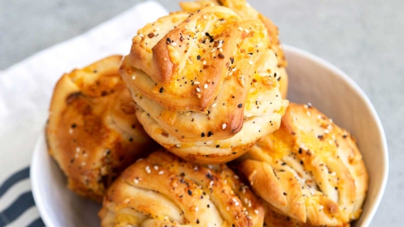 Cheddar Everything Babka Buns. Soft yeasted layered bread dough filled with shredded cheddar cheese and everything bagel seasoning mix.