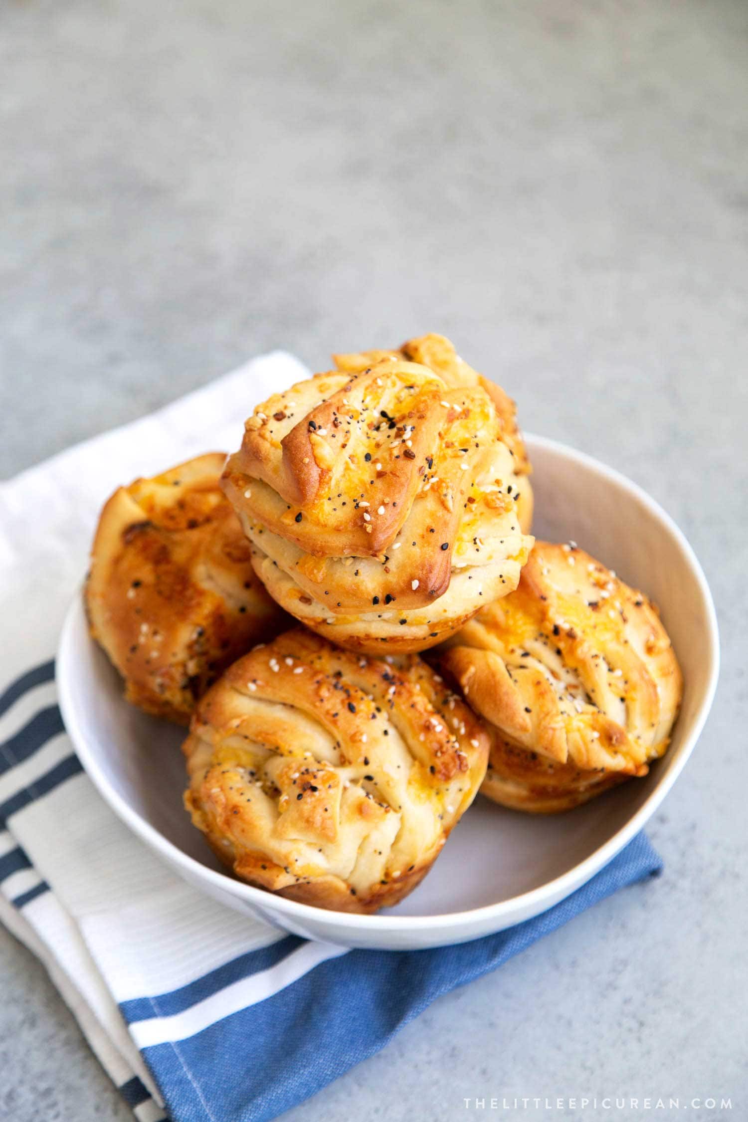 Cheddar Everything Babka Buns. Soft yeasted layered bread dough filled with shredded cheddar cheese and everything bagel seasoning mix.