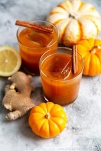 Pumpkin Bourbon Cocktail. This autumn harvest cocktail features warm spices, pumpkin butter, bourbon, and a pop of lemon juice. #cocktails #boozydrinks #holidays