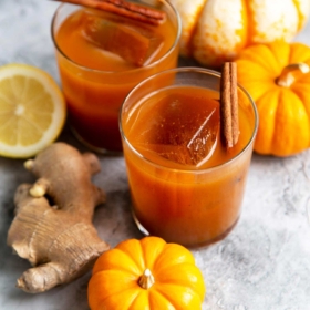 Pumpkin Bourbon Cocktail. This autumn harvest cocktail features warm spices, pumpkin butter, bourbon, and a pop of lemon juice. #cocktails #boozydrinks #holidays