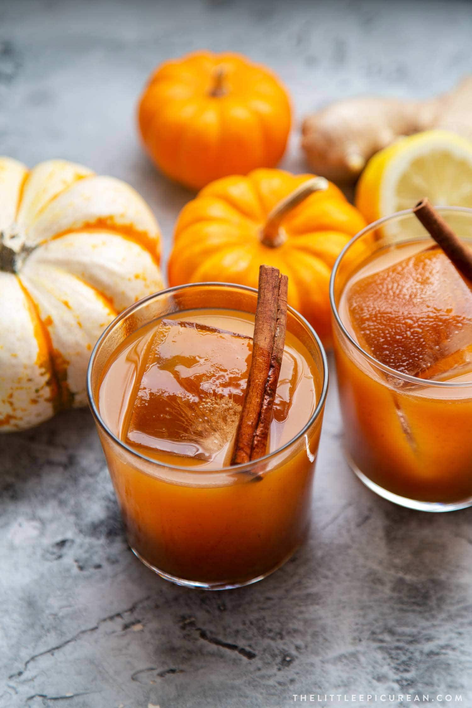 Pumpkin Bourbon Cocktail. This autumn harvest cocktail features warm spices, pumpkin butter, bourbon, and a pop of lemon juice. #cocktails #boozydrinks #holidays