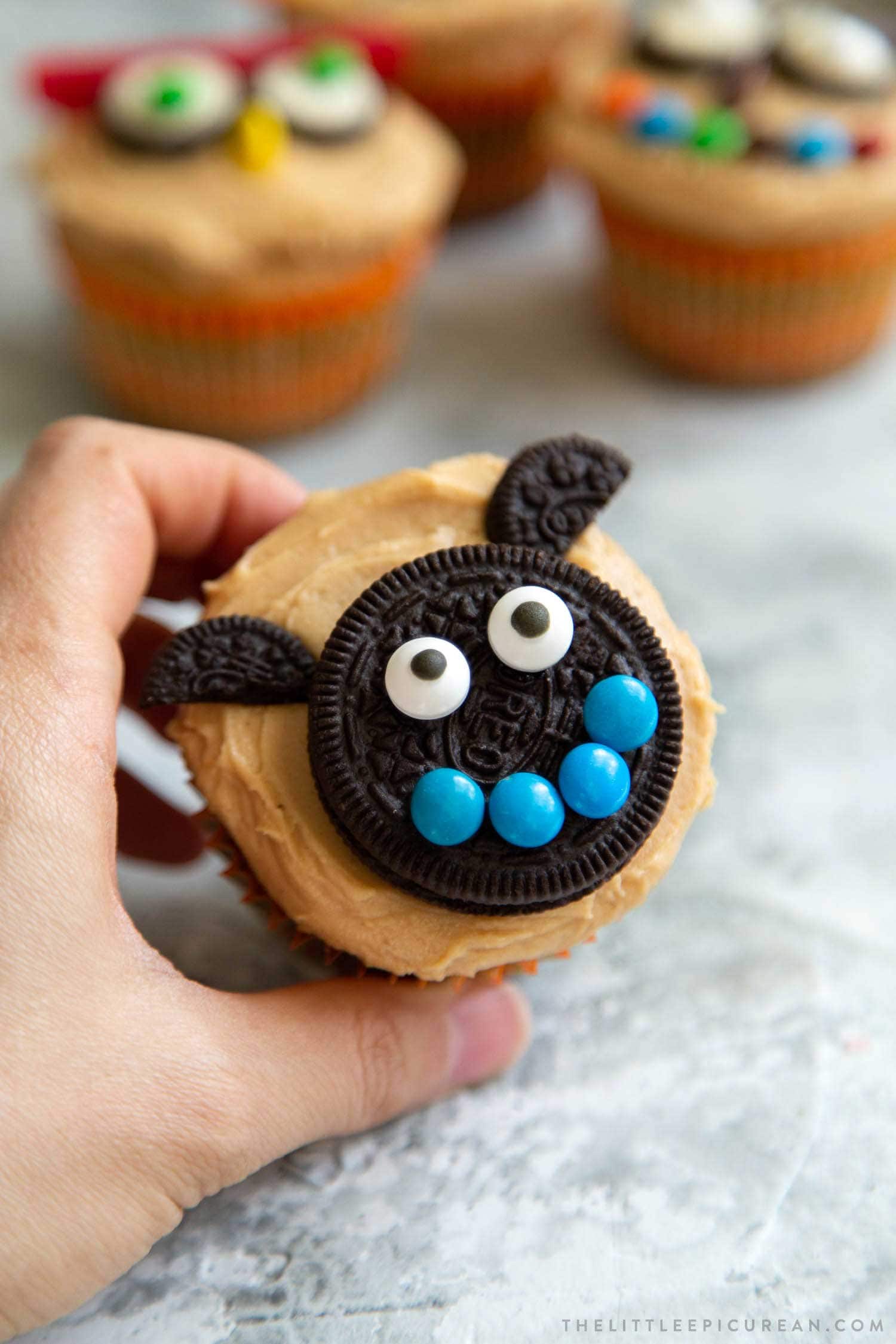 Smiling Bat Halloween Cupcakes. Easy to decorate Halloween cupcakes using store-bought candies. This post contains 10 decor ideas!