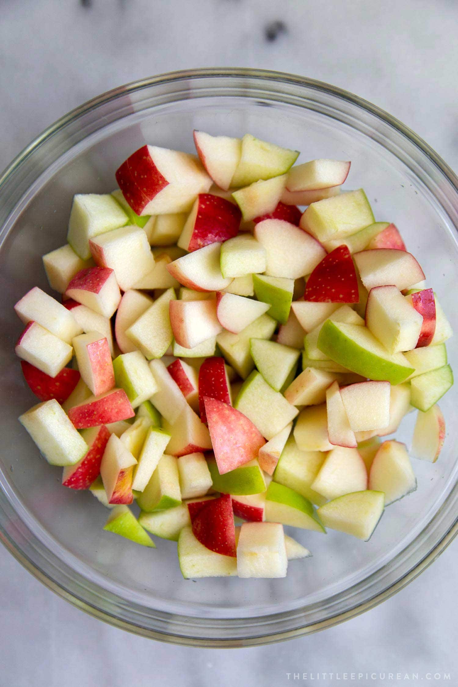 Mixture of chopped Granny Smith and Honeycrisp apples.