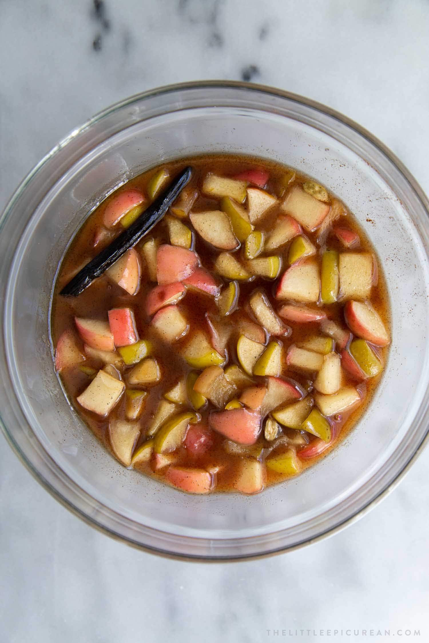 Mixture of chopped Granny Smith and Honeycrisp apple cooked in maple syrup spiced with cinnamon, nutmeg, cloves, vanilla