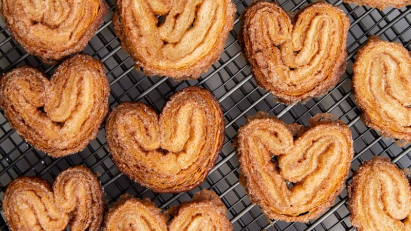 Cinnamon Sugar Palmier. These crispy mini cookies are made with puff pastry. They're super easy to assemble! #palmier #cookies #cinnamonsugar #easyrecipe #dessert