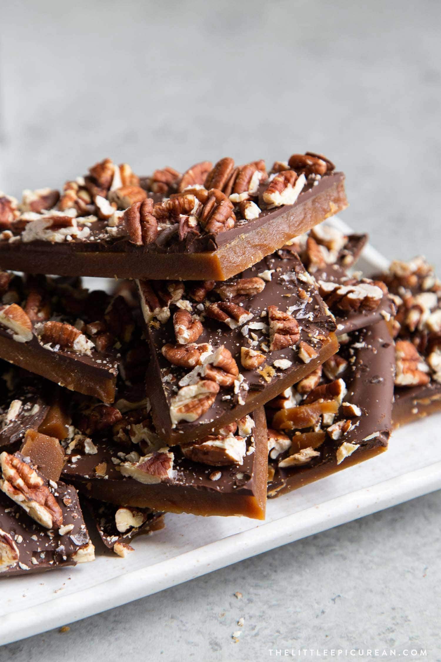 Homemade Pecan Chocolate Toffee Bark. This easy recipe is perfect for holiday gift giving. These DIY toffee candies make for great hostess gifts! #holidays #homemadegifts #DIY #homemadetoffee #toffee #toffeebark #chocolate