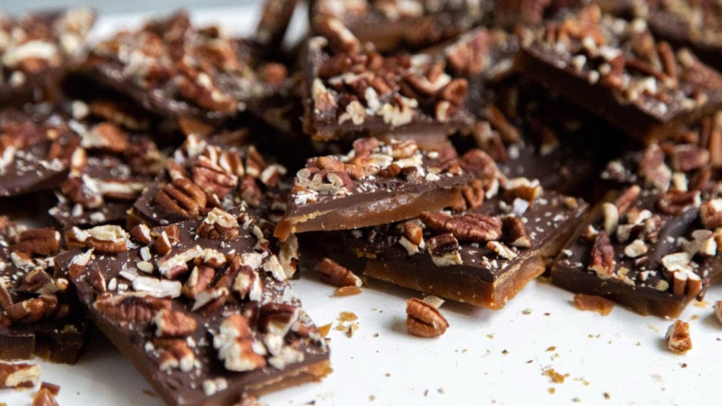 Homemade Pecan Chocolate Toffee Bark. This easy recipe is perfect for holiday gift giving. These DIY toffee candies make for great hostess gifts! #holidays #homemadegifts #DIY #homemadetoffee #toffee #toffeebark #chocolate