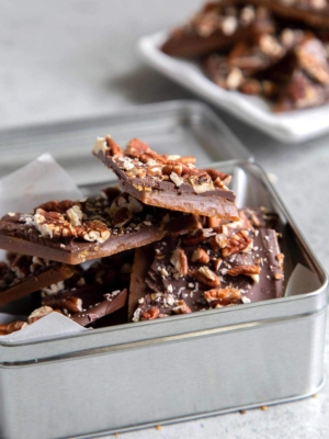 Homemade Pecan Chocolate Toffee Bark. This easy recipe is perfect for holiday gift giving. These DIY toffee candies make for great hostess gifts! #holidays #homemadegifts #DIY #homemadetoffee #toffee #toffeebark #chocolate