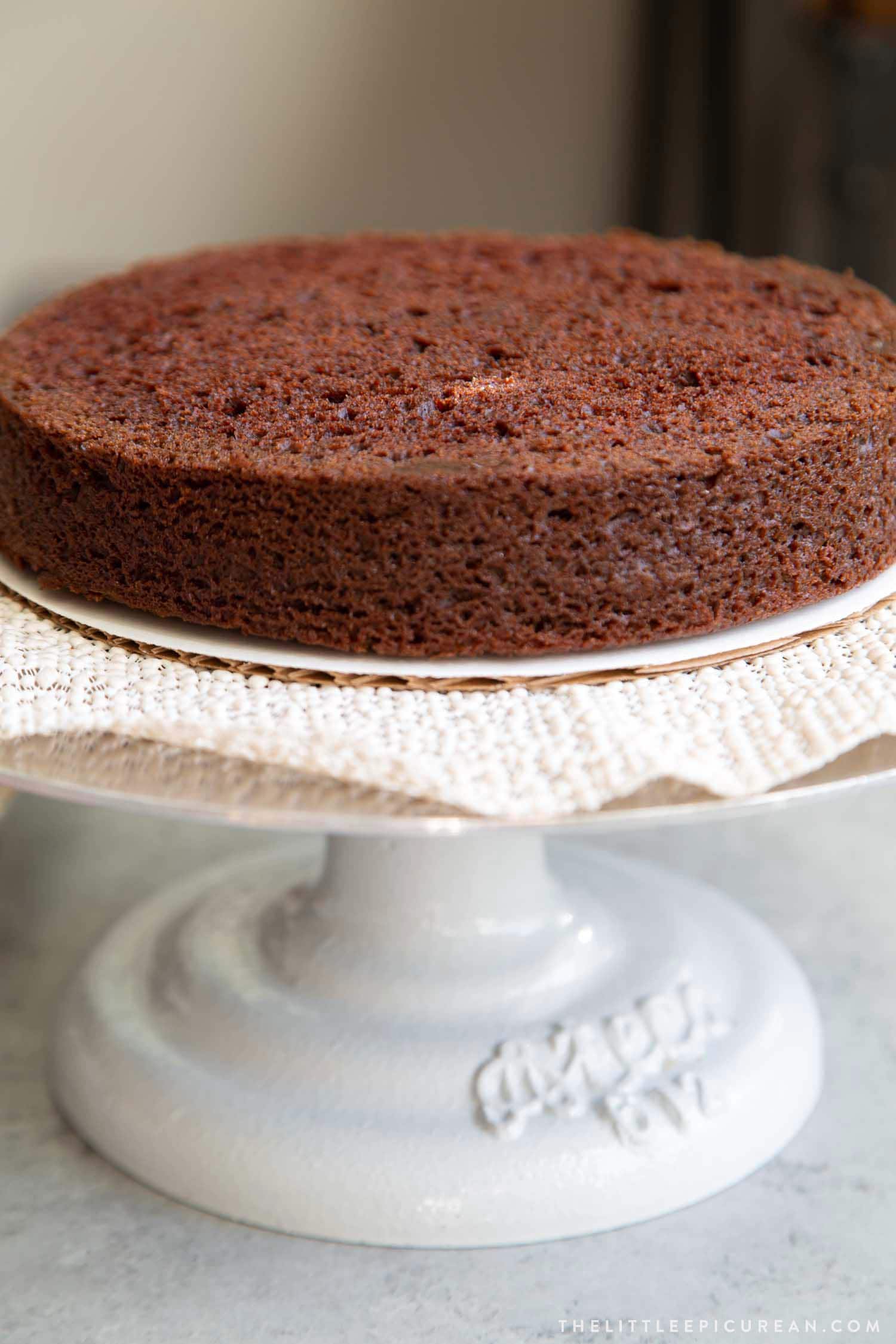 How to assemble classic chocolate cake.