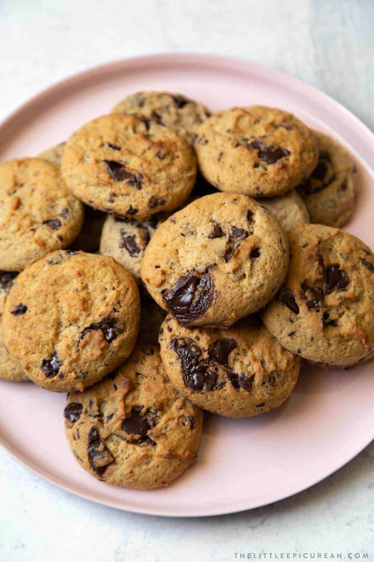 Banana Chocolate Chip Cookies on pink plate.