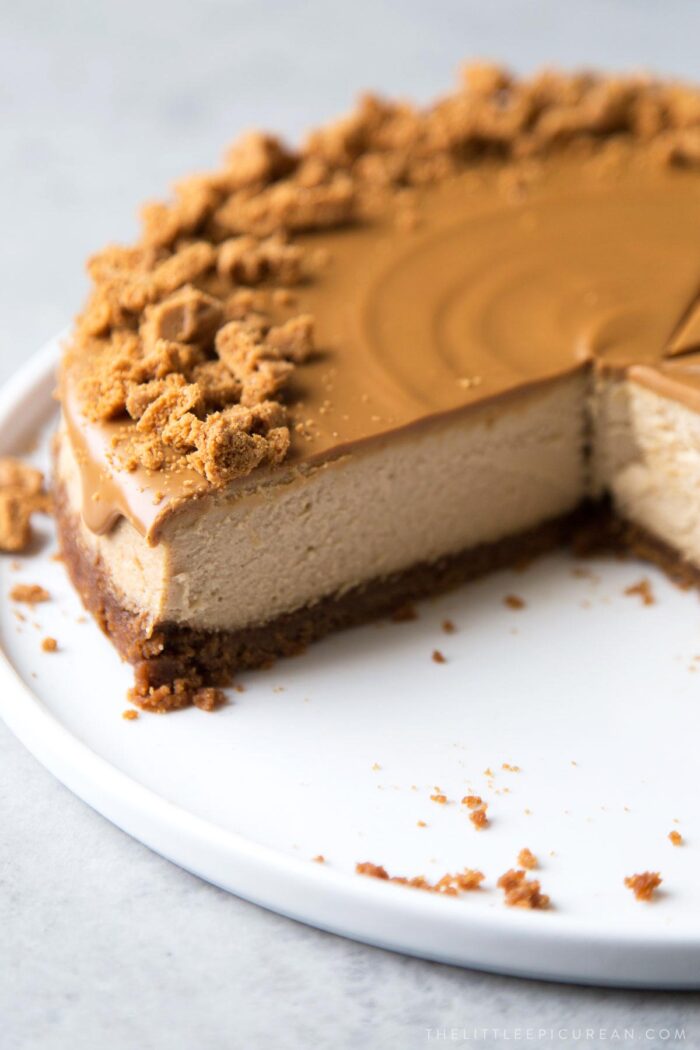 close up of sliced cookie butter cheesecake showcase biscoff crust.