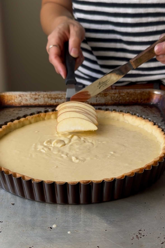 use mini offset spatula to lay sliced apples over filling.