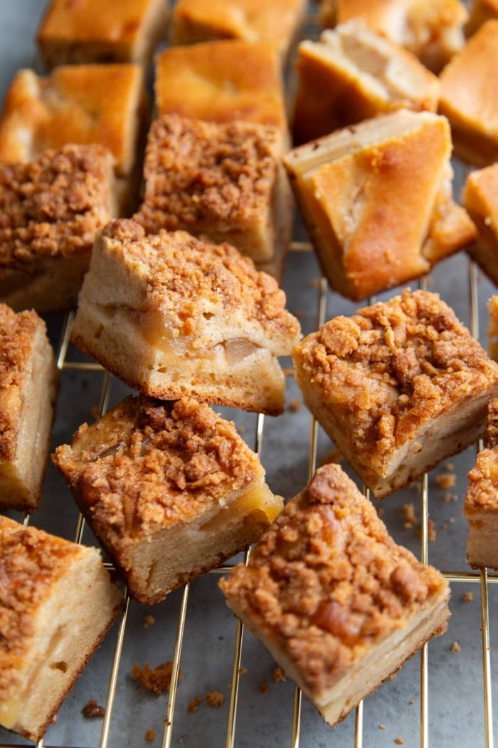 apple pie butter mochi cake topped with graham cracker crumble on wire rack.