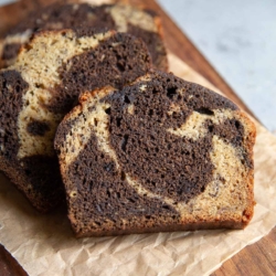 close up of roasted green tea hojicha marbled banana bread.